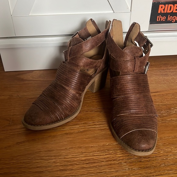 HOLIDAY SALE Brown Booties - Picture 3 of 6